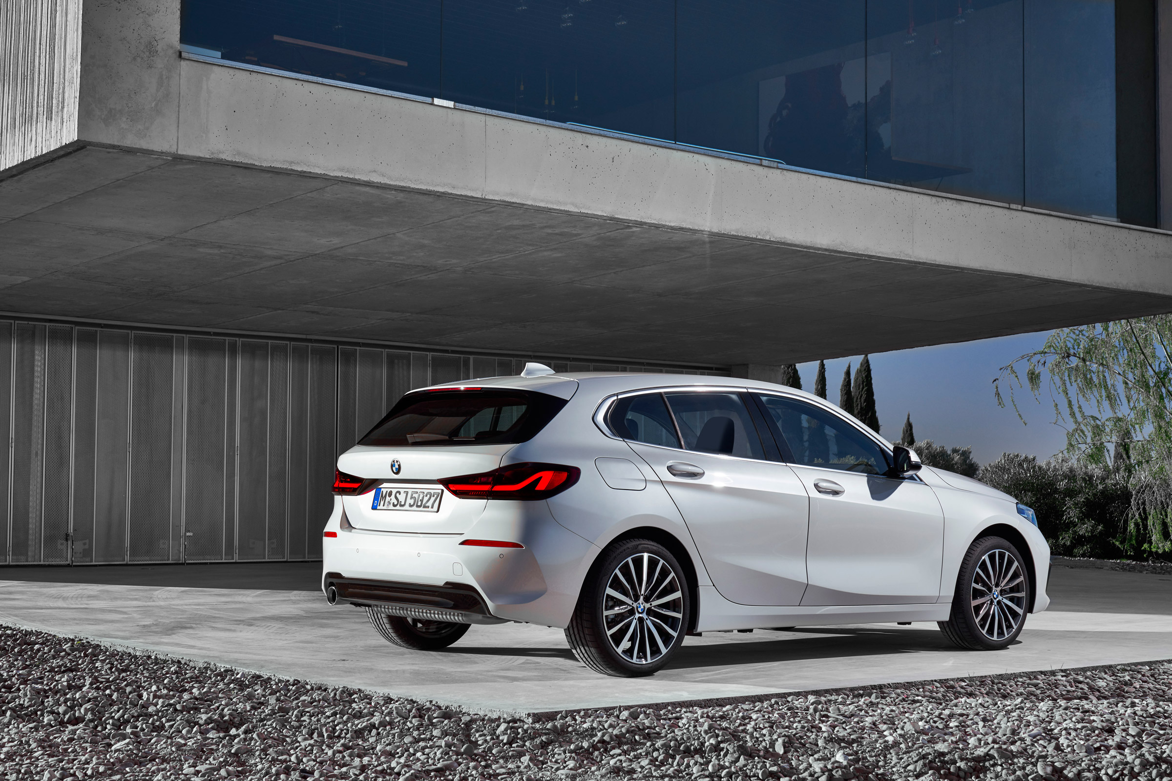 2019 BMW 1 Series rear quarter view static