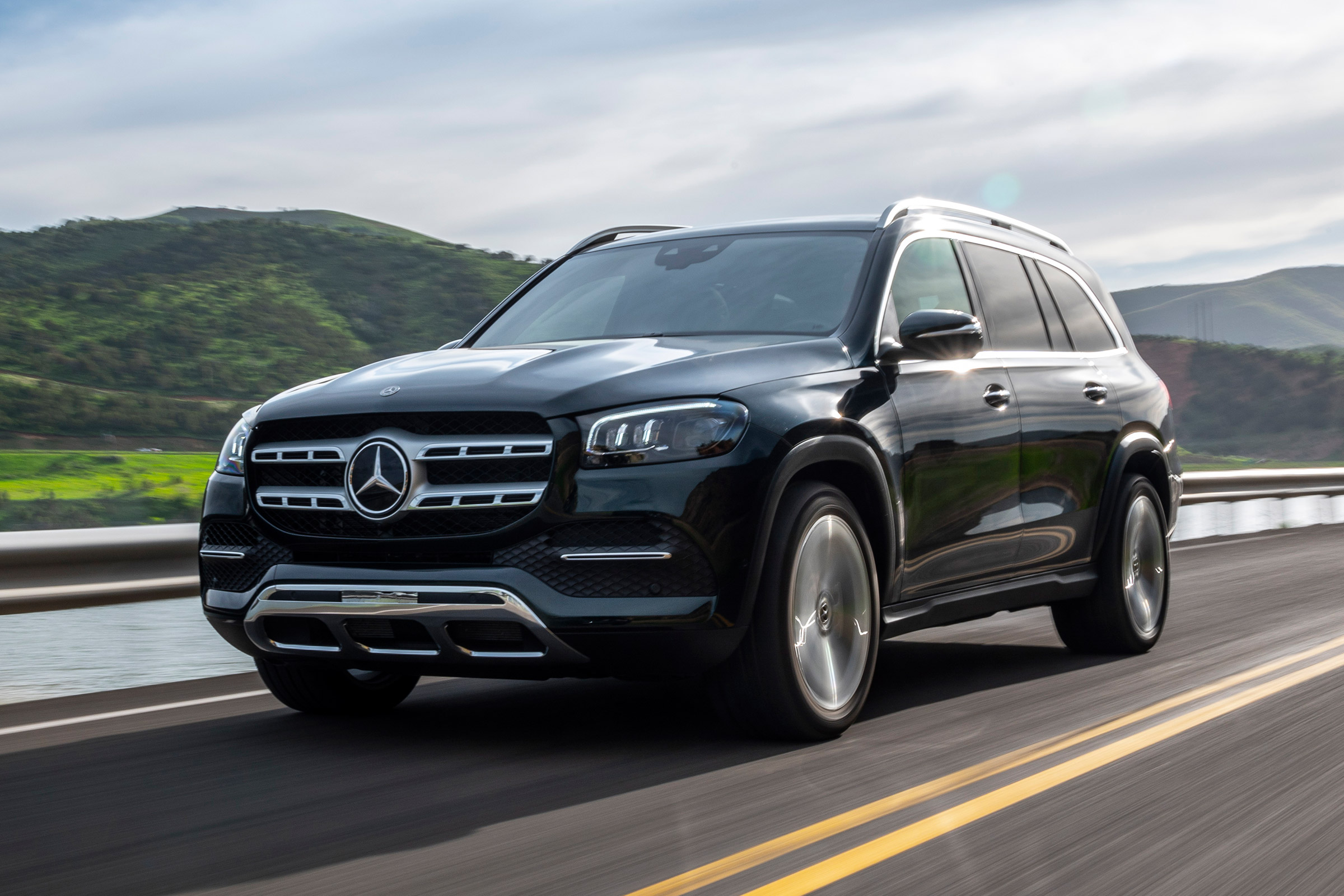 Mercedes GLS SUV front tracking