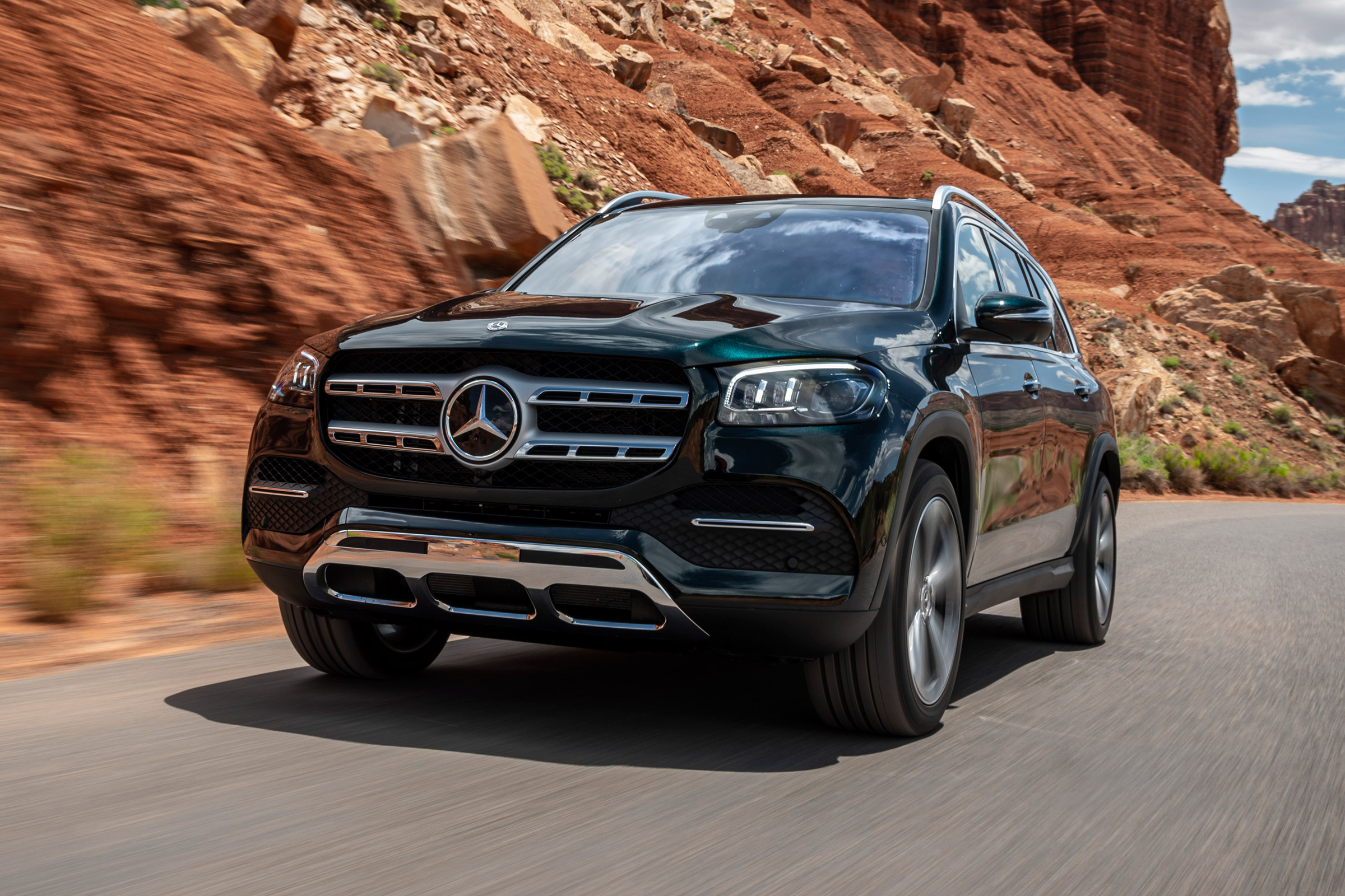 Mercedes GLS SUV nose tracking