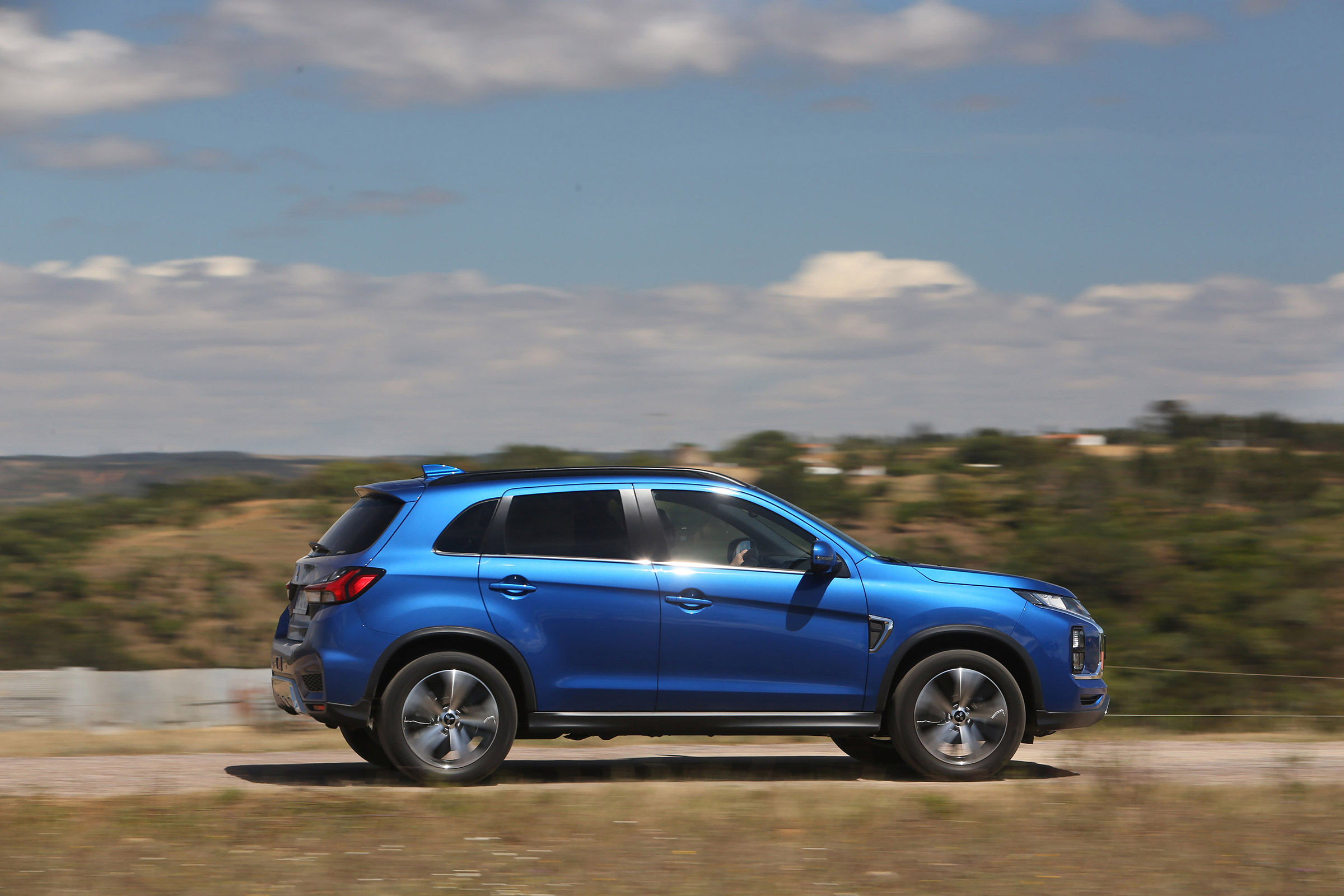 Mitsubishi ASX SUV panning