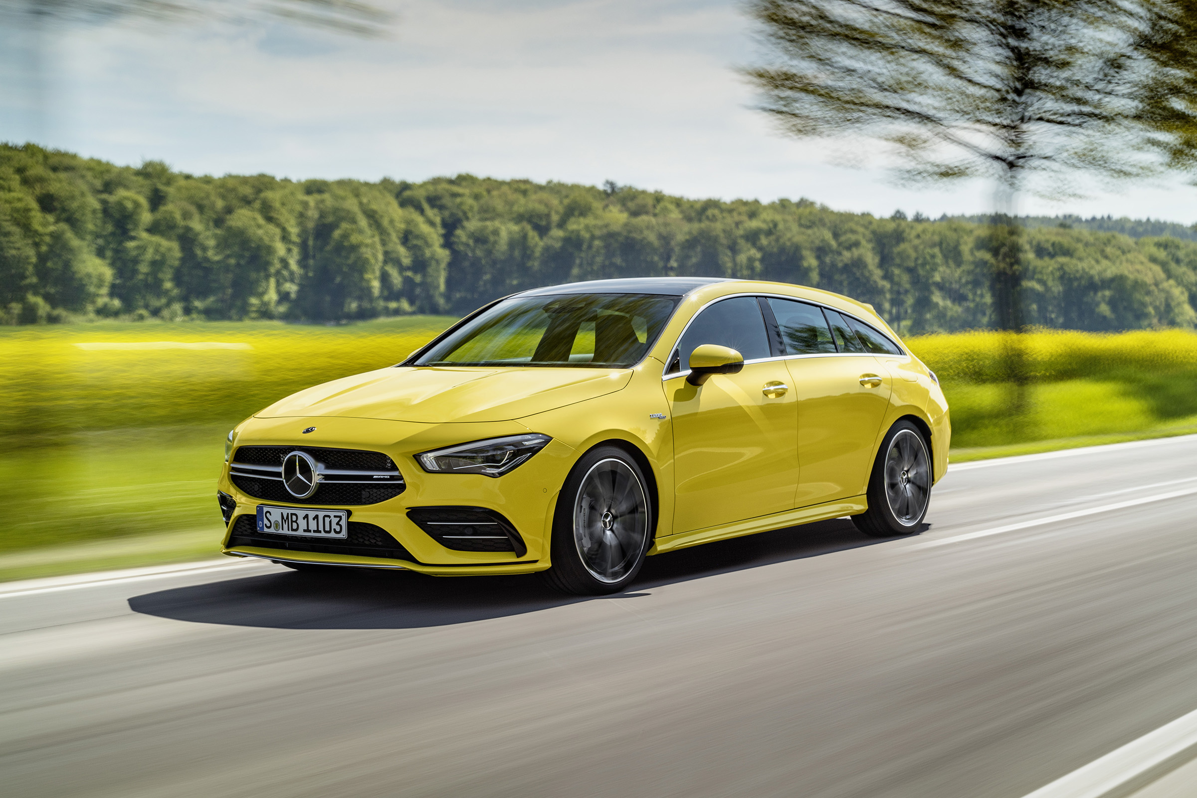 Mercedes-AMG CLA 35 Shooting Brake - front 3/4 dynamic 