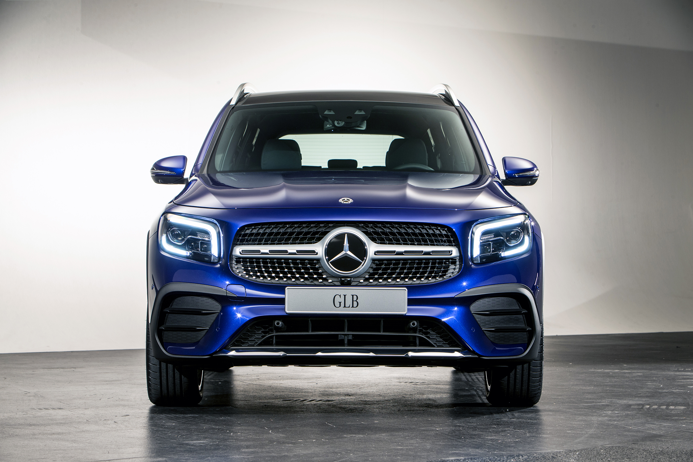 2019 Mercedes GLB - front straight on view