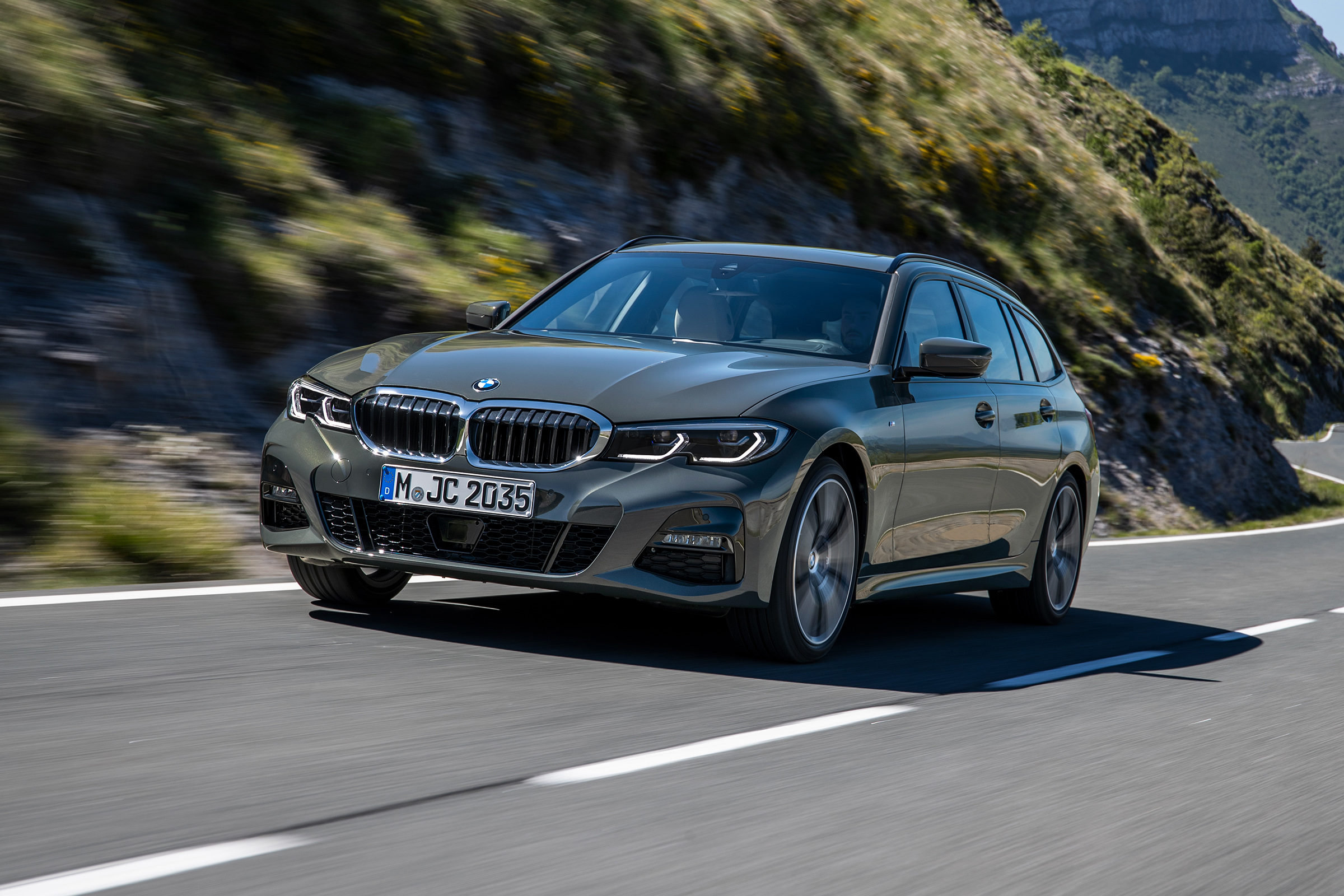 2019 BMW 3 Series Touring - front 3/4 dynamic 