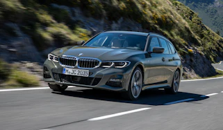 2019 BMW 3 Series Touring - front 3/4 dynamic