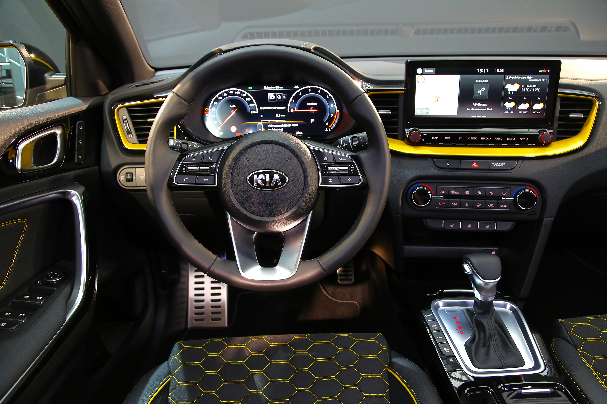 2019 Kia Xceed - 3/4 interior view