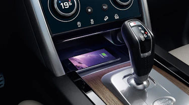 Land Rover Discovery Sport SUV gearshift lever