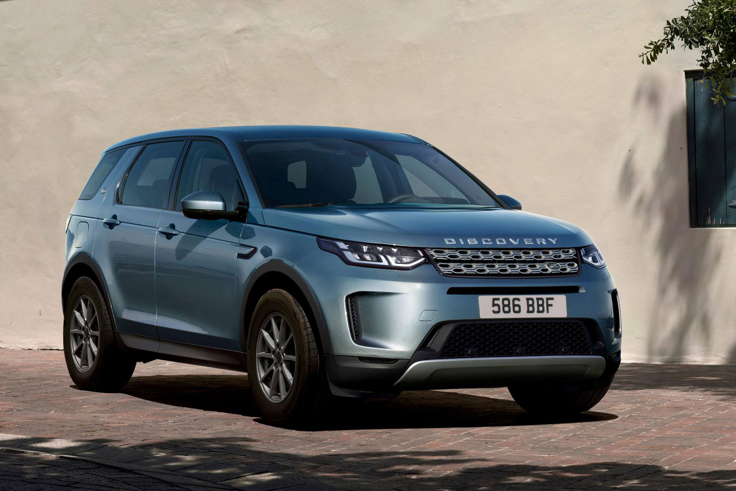 Land Rover Discovery Sport SUV grille