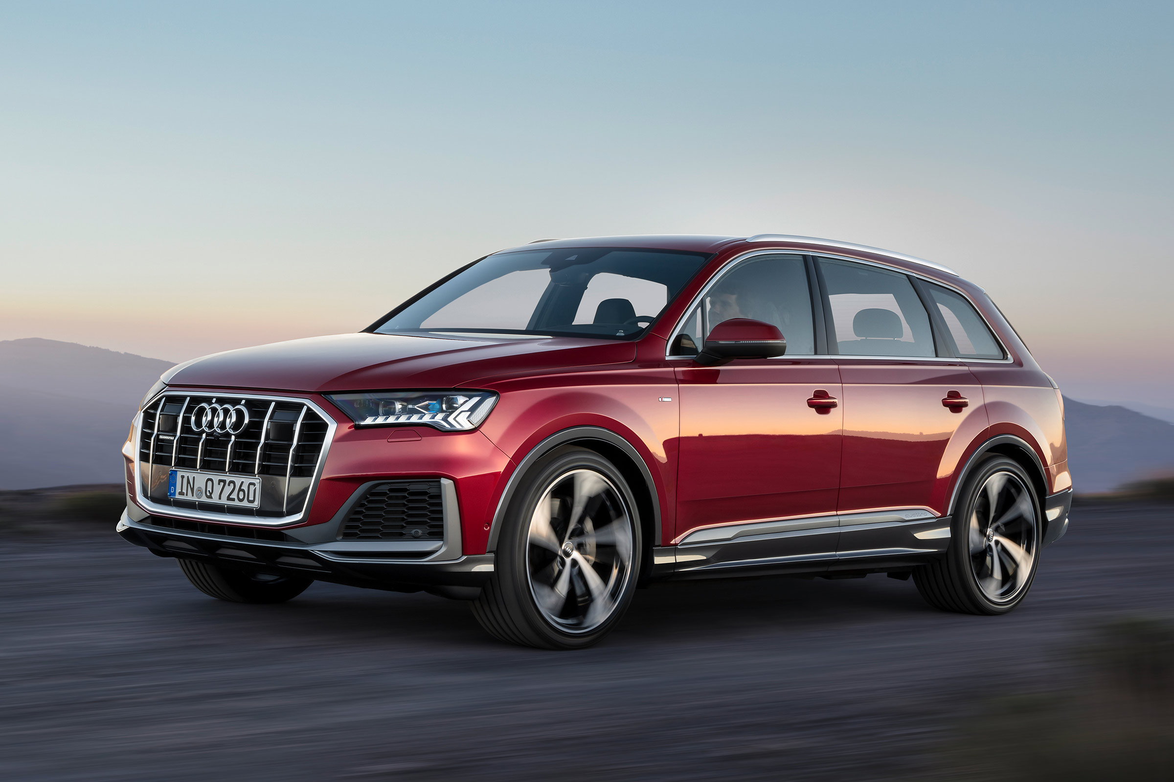 Audi Q7 SUV facelift front 3/4 tracking