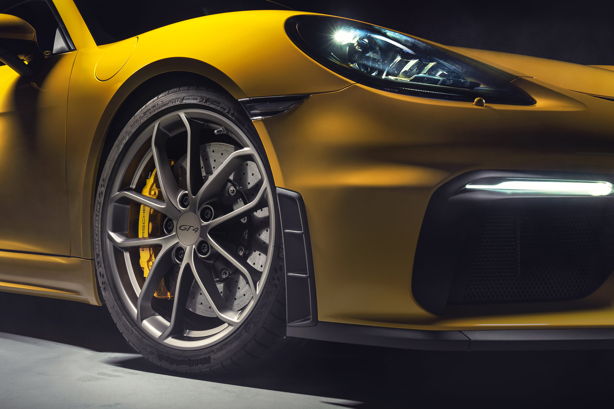 Porsche 718 Cayman GT4 - front wheel close up 