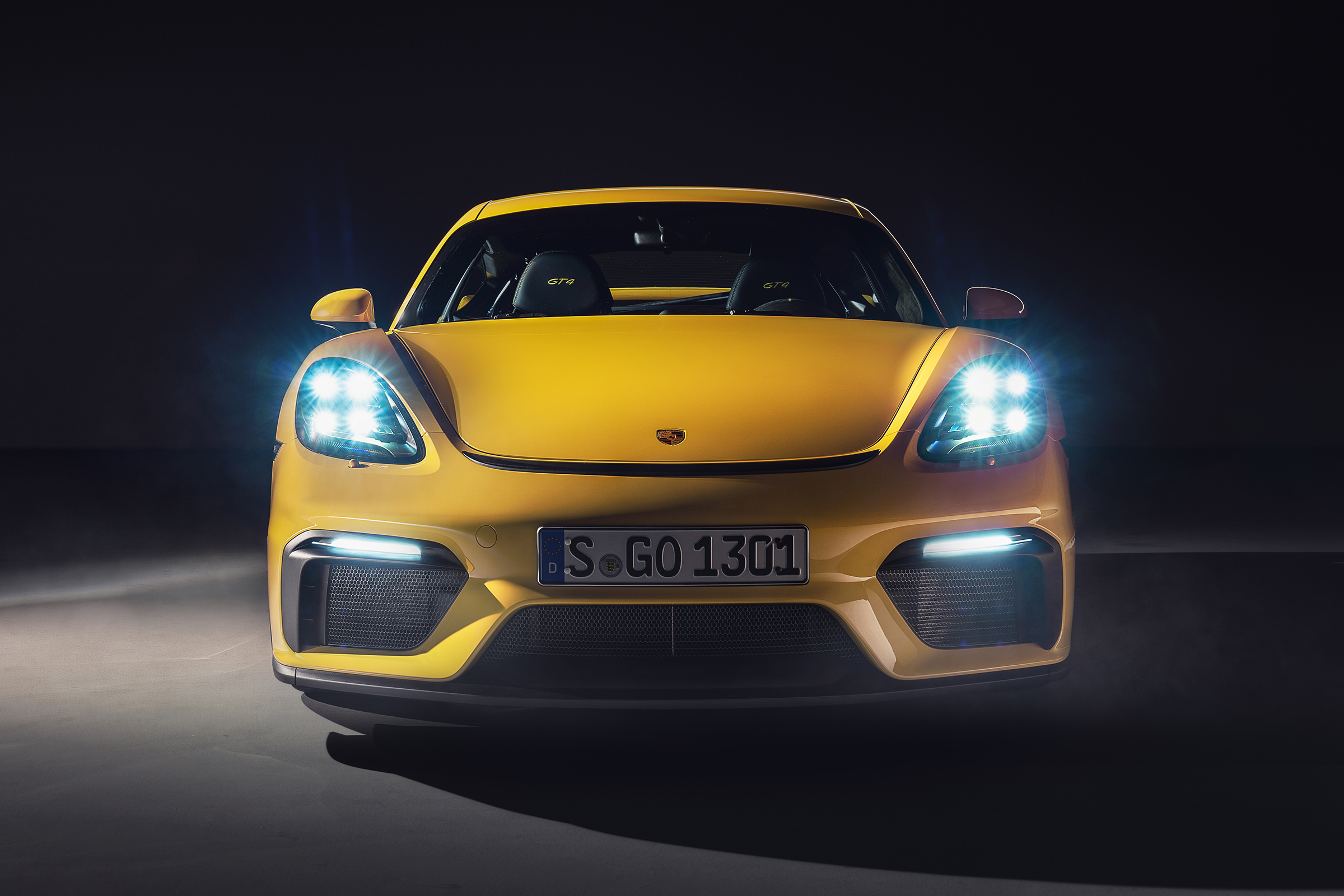 Porsche 718 Cayman GT4 - front on view