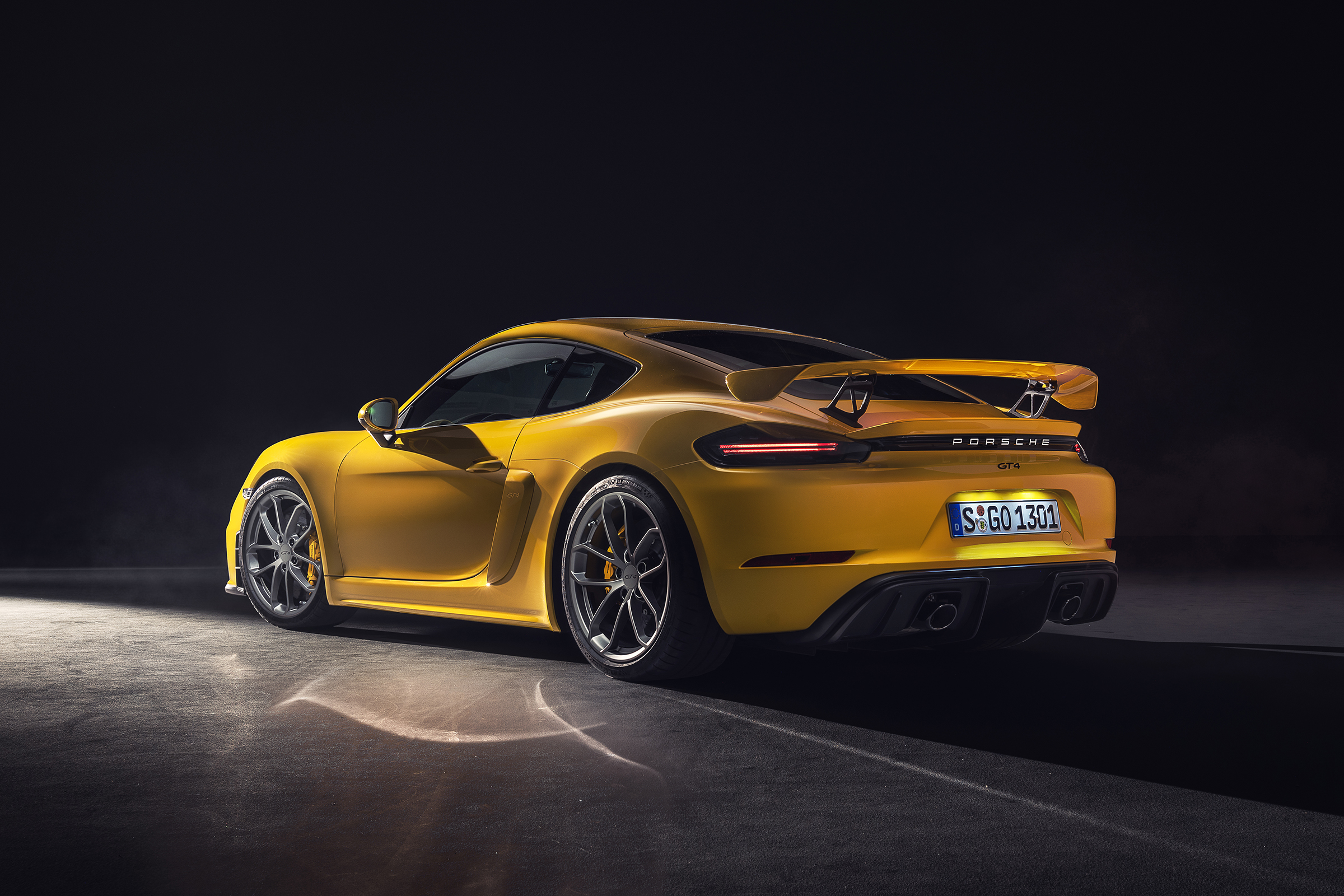 Porsche 718 Cayman GT4 - 3/4 rear view 