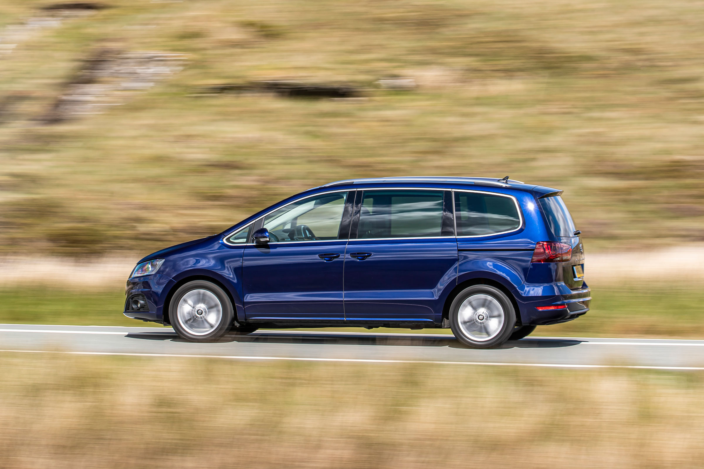 SEAT Alhambra MPV side panning