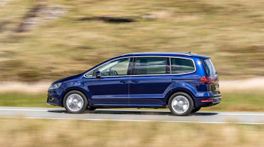 SEAT Alhambra MPV side panning