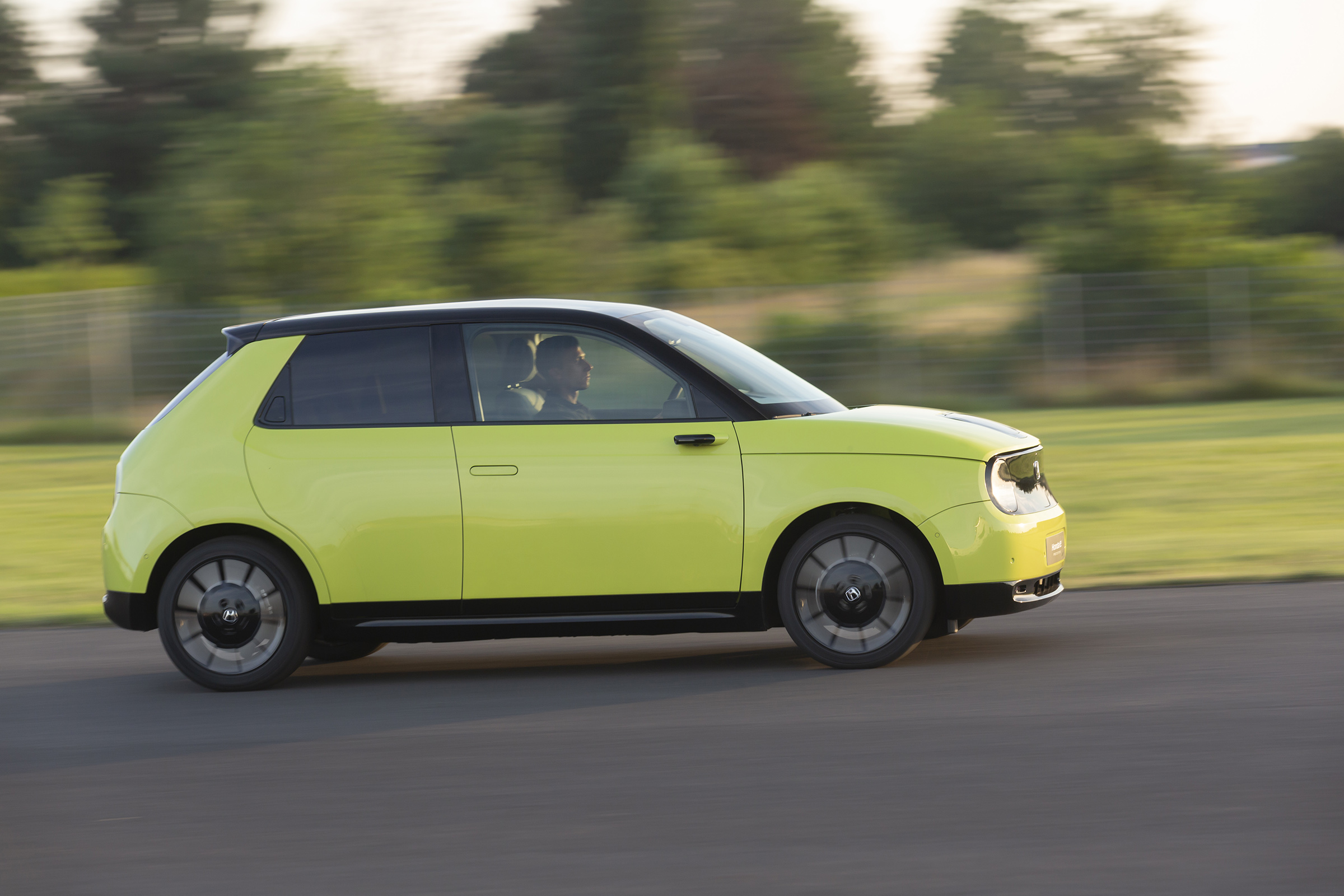 2019 Honda e prototype - side panning view