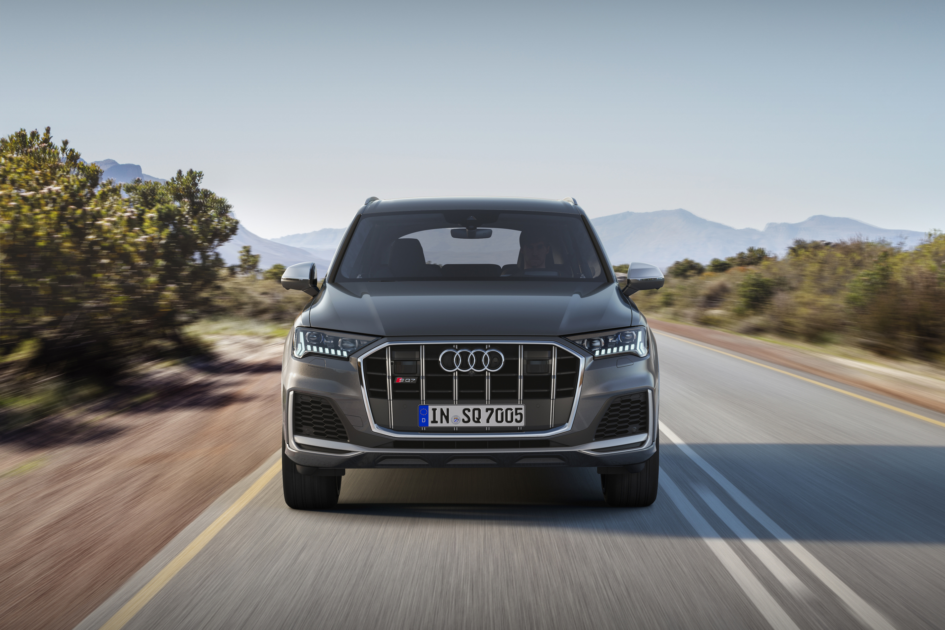 Audi SQ7 TDI - Dynamic front head on