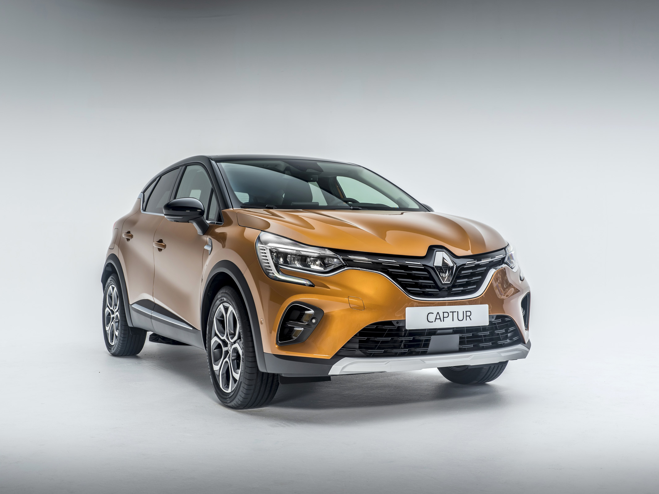 2020 Renault Captur - front 3/4 narrow studio shot