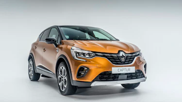 2020 Renault Captur - front 3/4 narrow studio shot