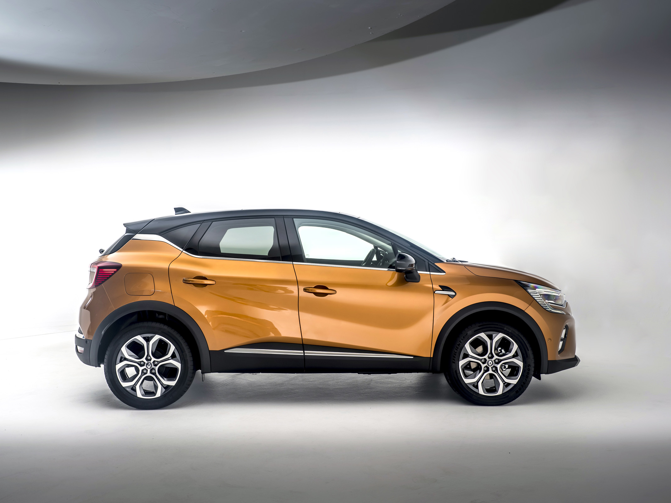 2020 Renault Captur - side on view studio shot