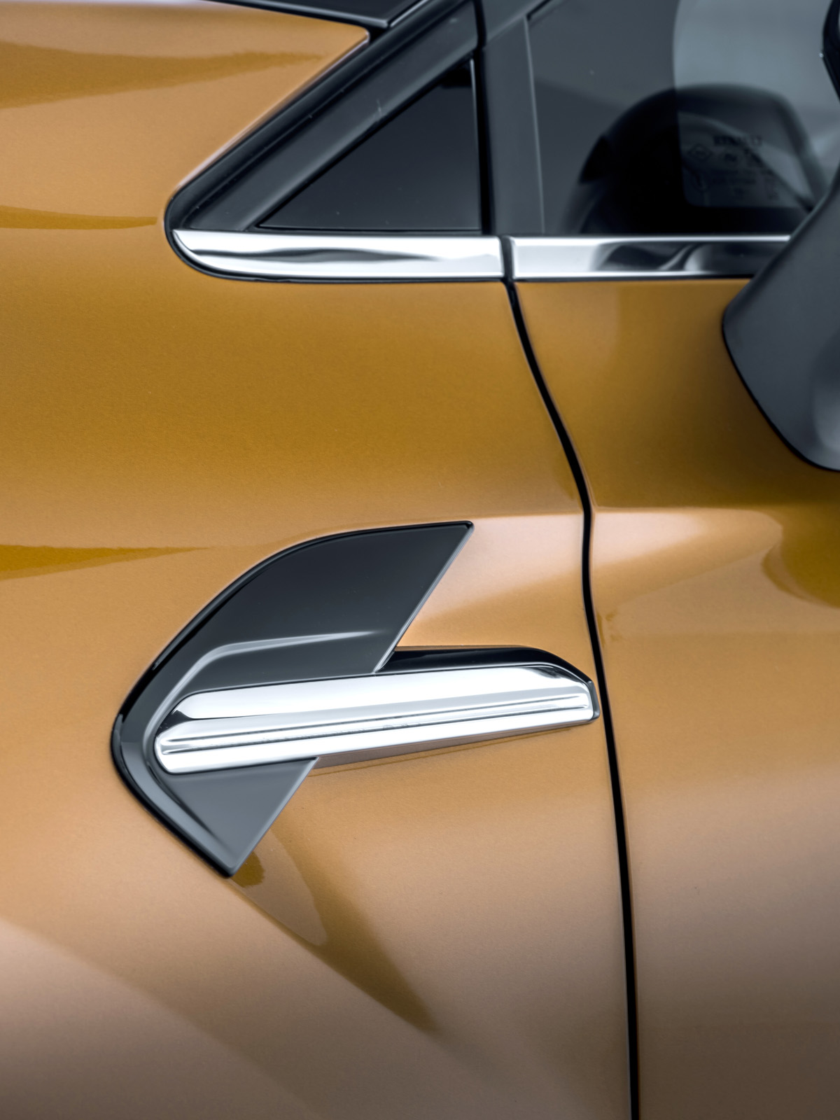 2020 Renault Captur - side detailing close up 