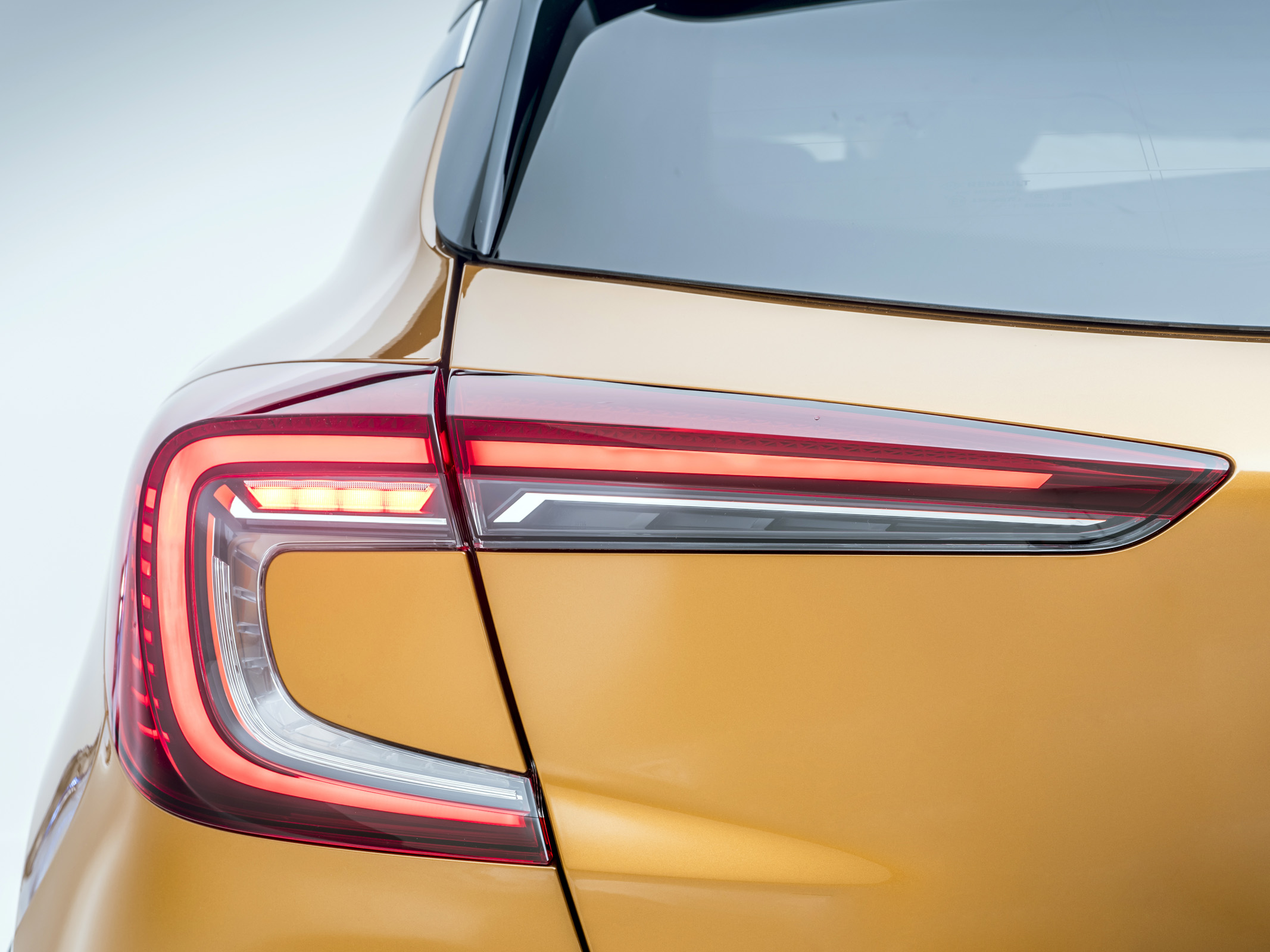2020 Renault Captur - close up rear light