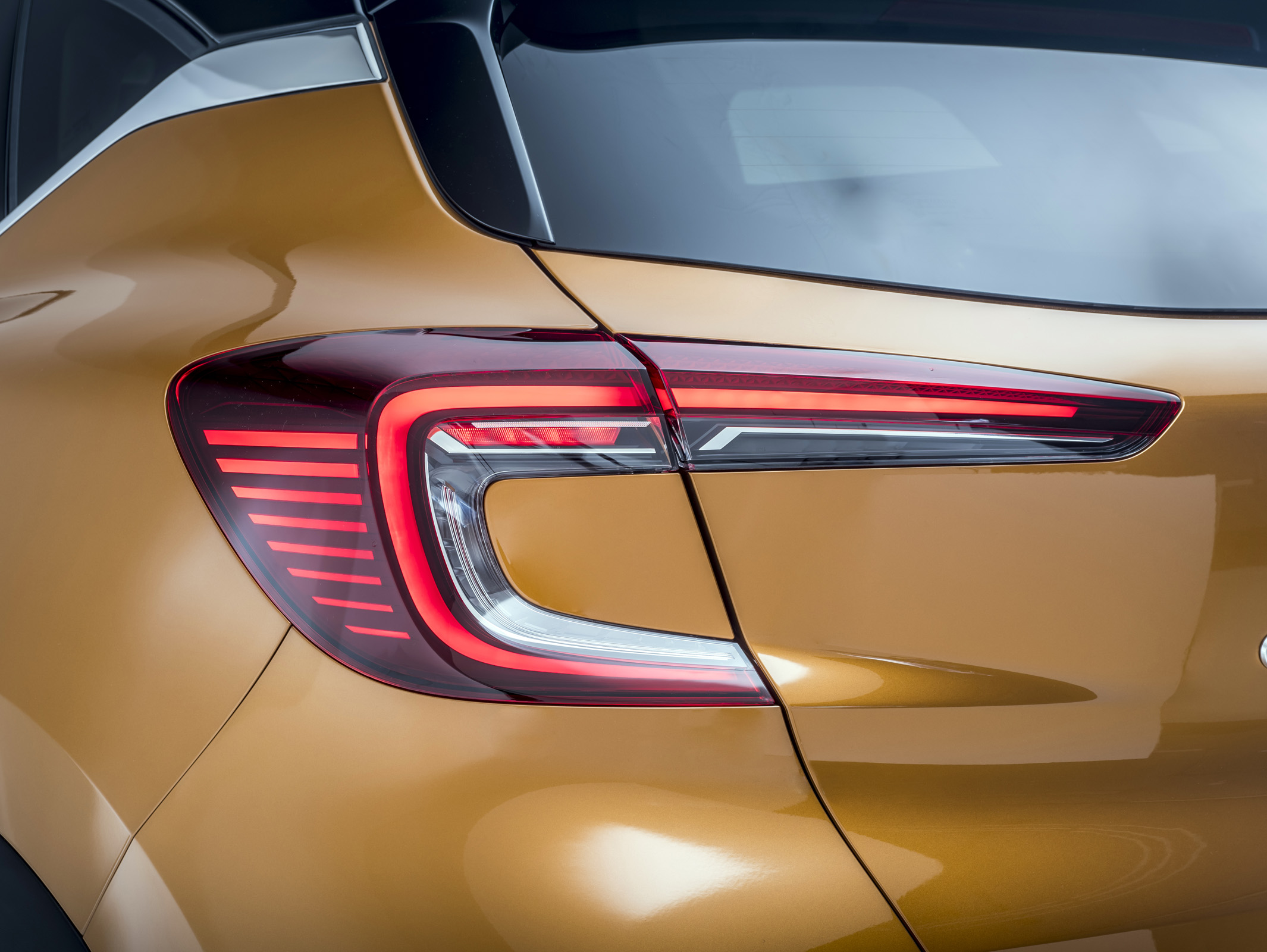 2020 Renault Captur - close up rear light 3/4