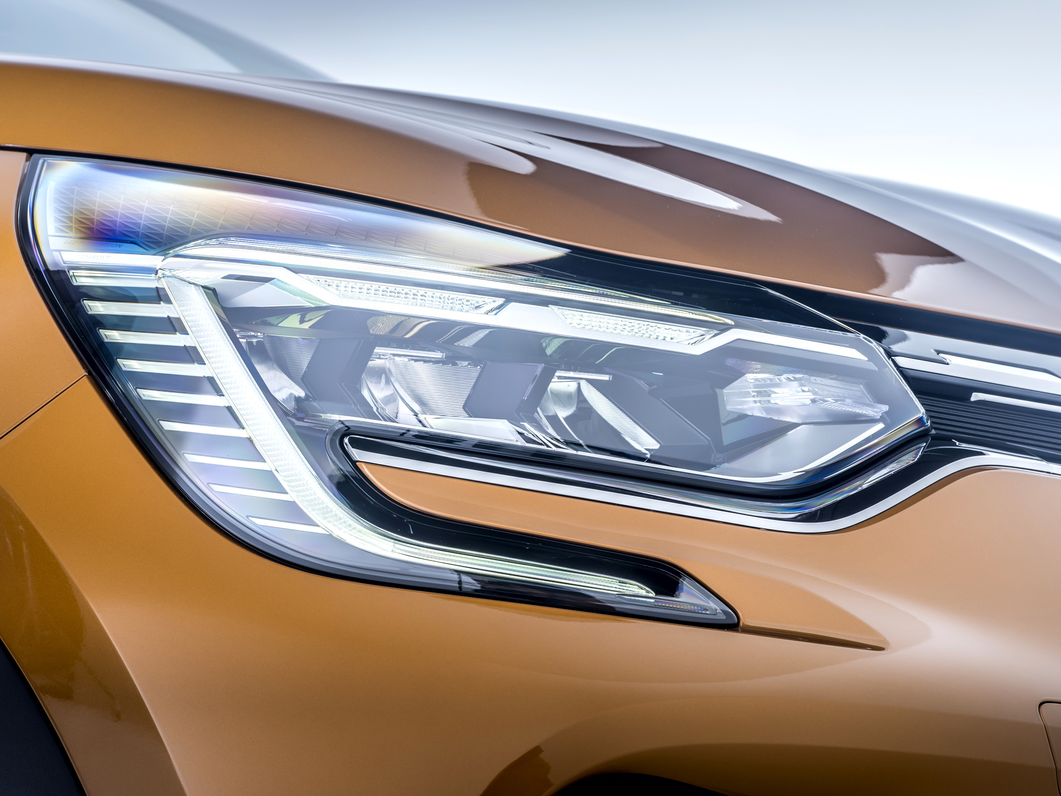 2020 Renault Captur - close up headlight