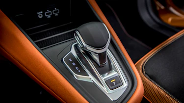 2020 Renault Captur - gear stick close up