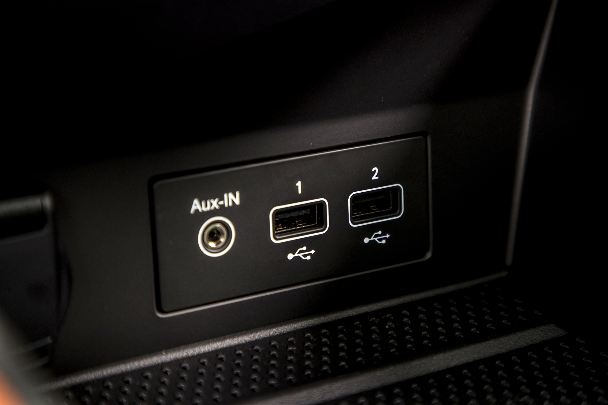 2020 Renault Captur - USB connections close up 