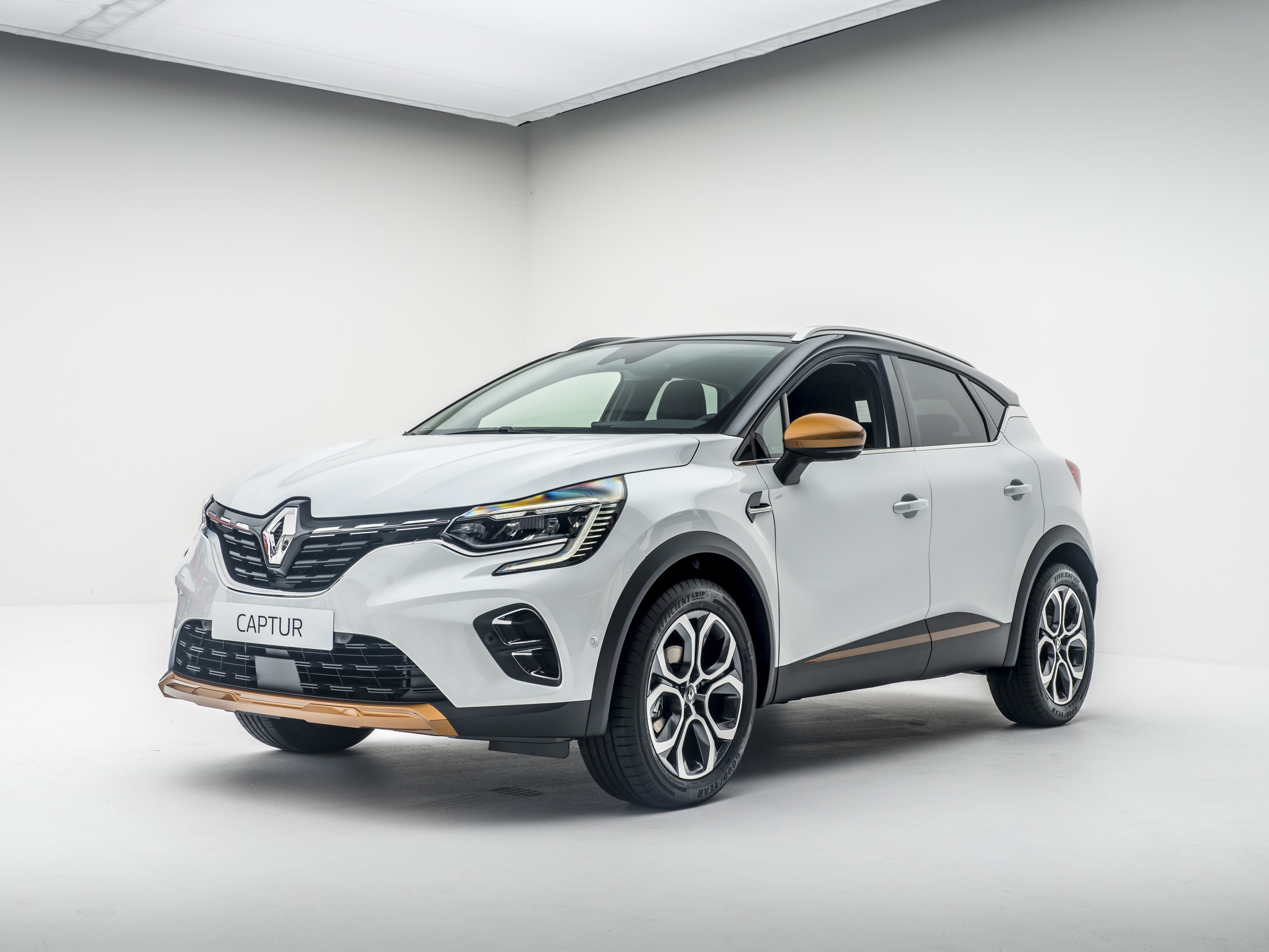 2020 Renault Captur - front 3/4 studio shot 