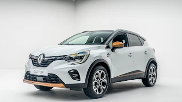2020 Renault Captur - front 3/4 studio shot
