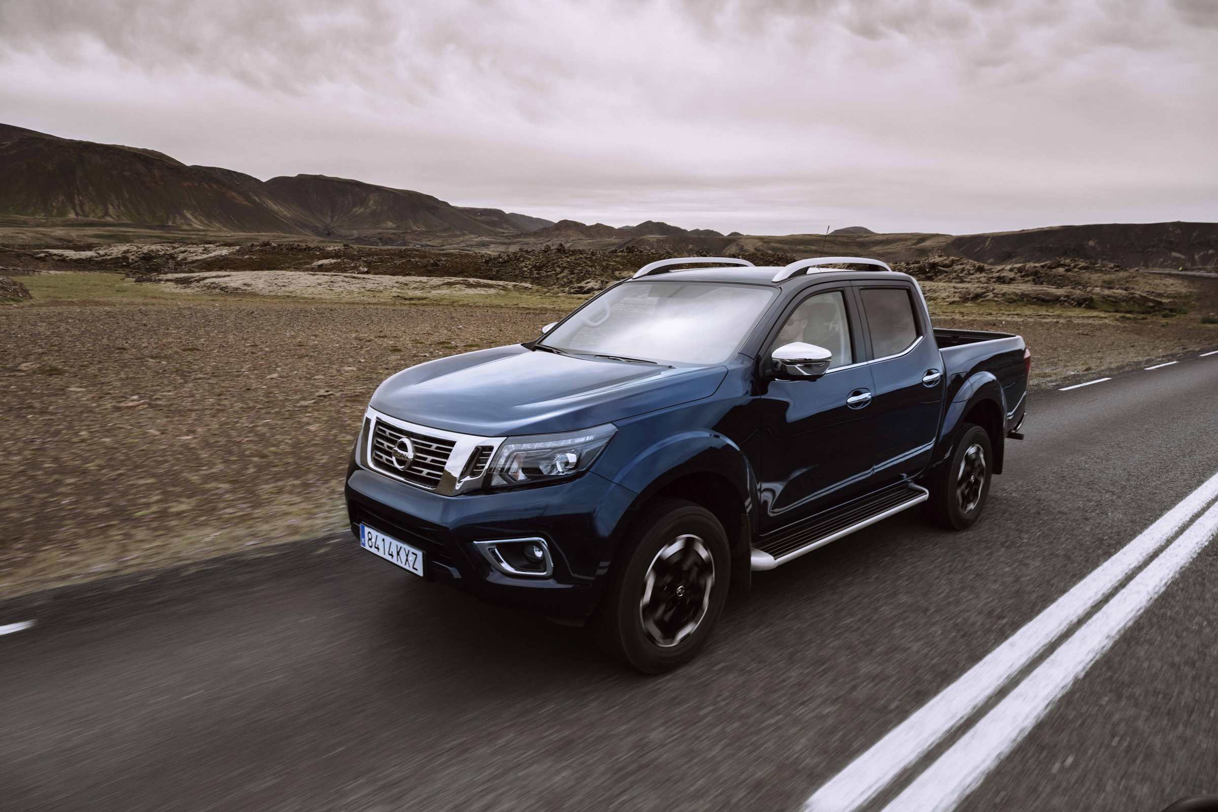 2019 Nissan Navara - front 3/4 dynamic road close angle 