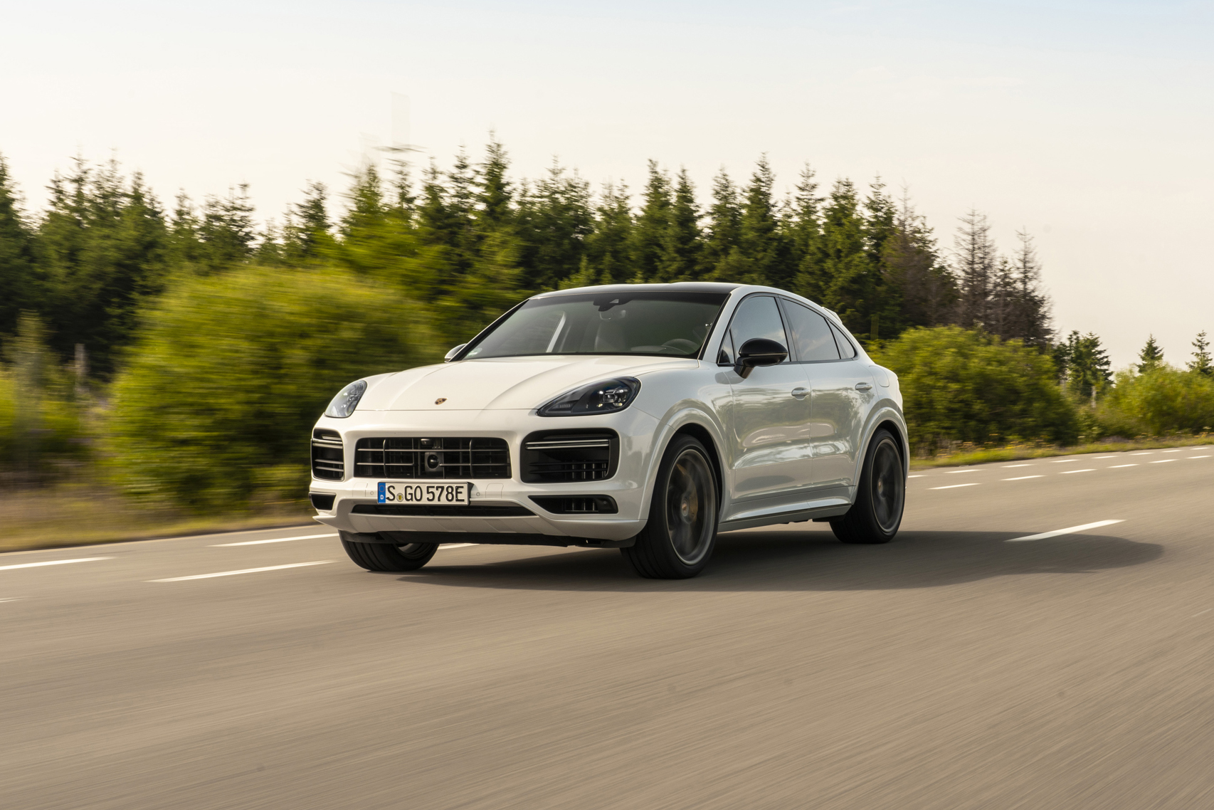Porsche Cayenne Turbo S E-Hybrid - front 3/4 dynamic
