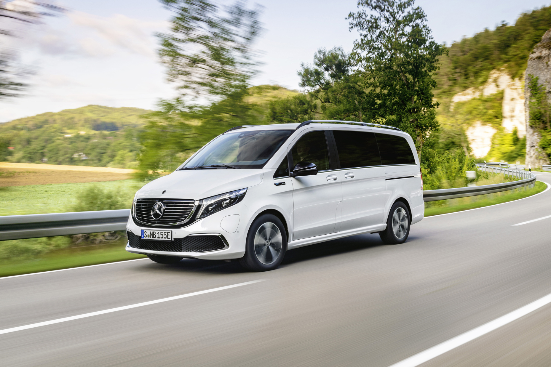 Mercedes EQV - front 3/4 dynamic