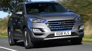 Hyundai Tucson Premium - front 3/4 driving