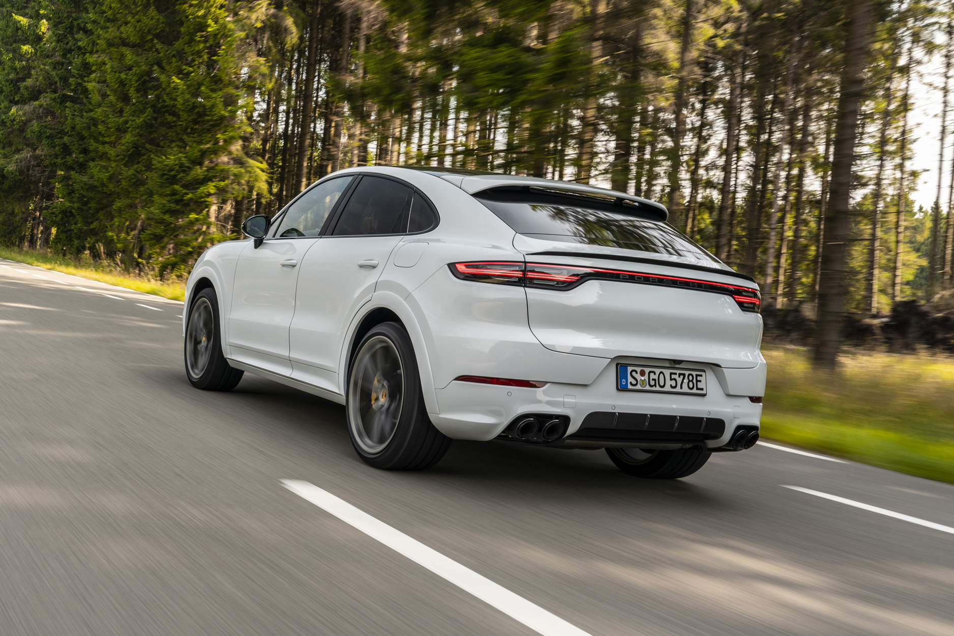 Porsche Cayenne Turbo S E-Hybrid - rear 3/4 dynamic