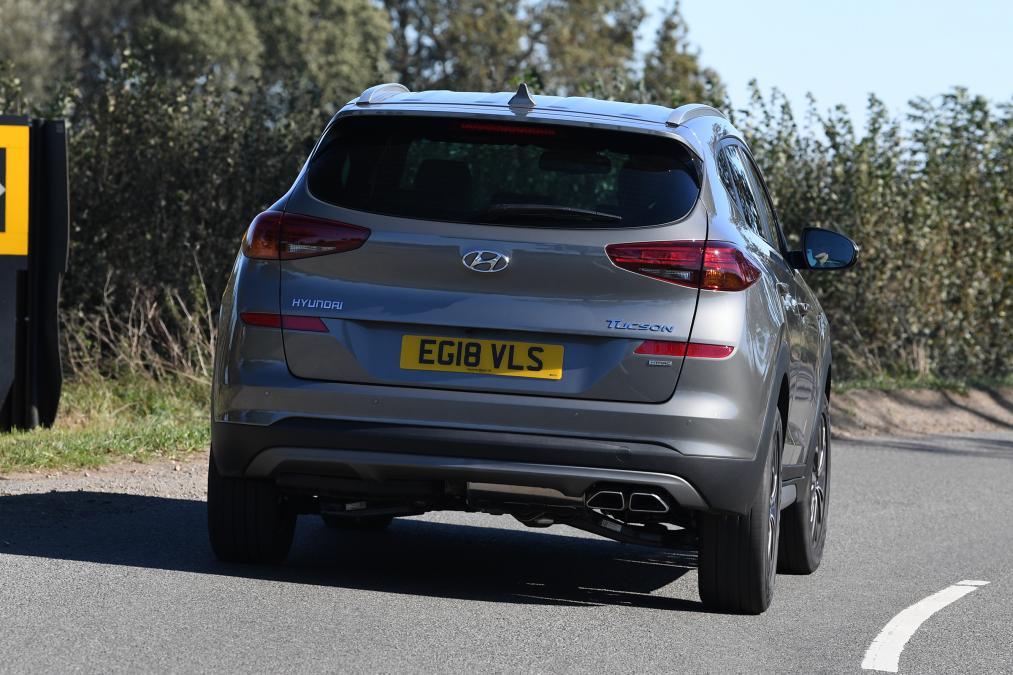 Hyundai Tucson Premium - rear 3/4 driving 