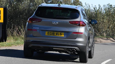 Hyundai Tucson Premium - rear 3/4 driving