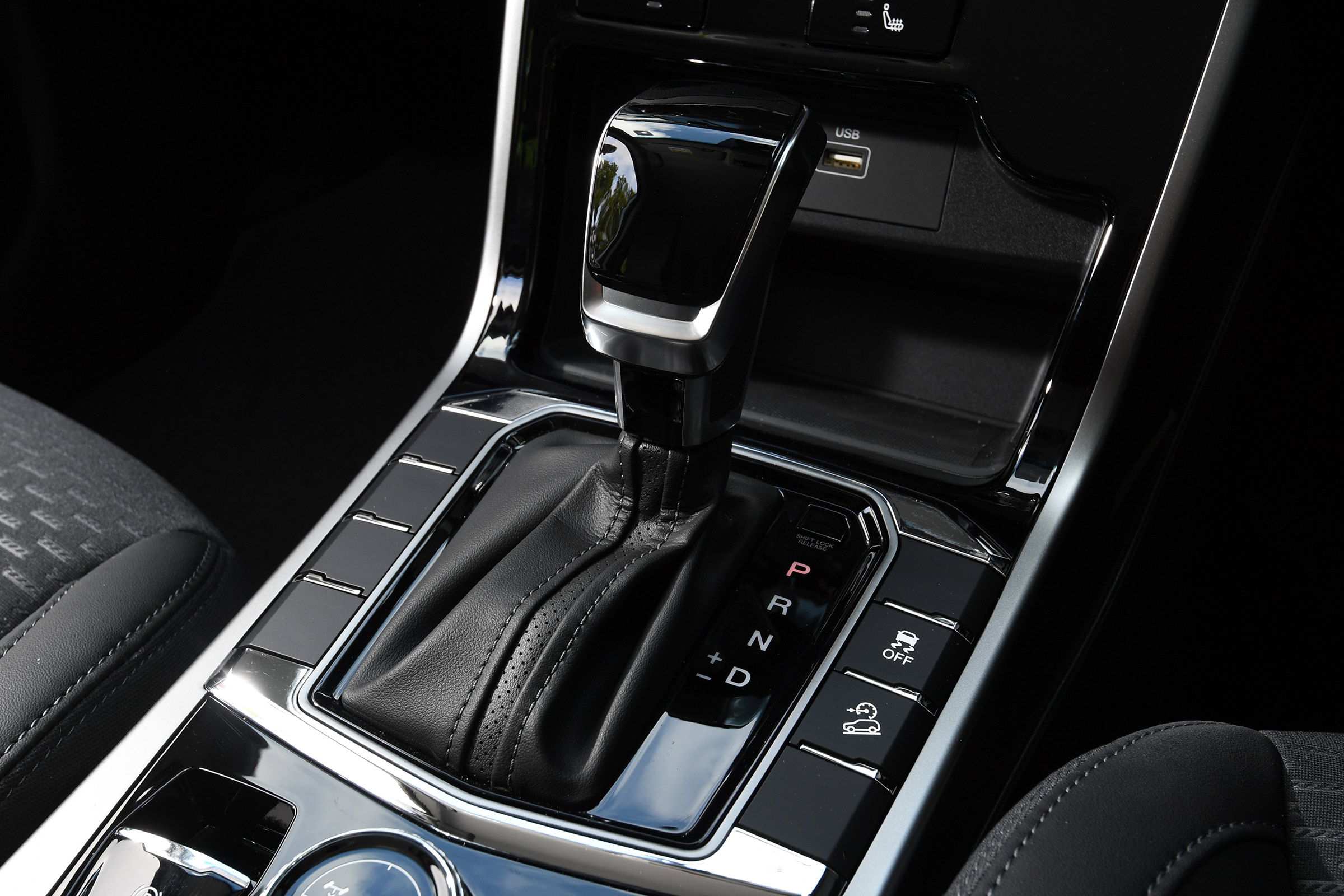 SsangYong Korando SUV gearlever