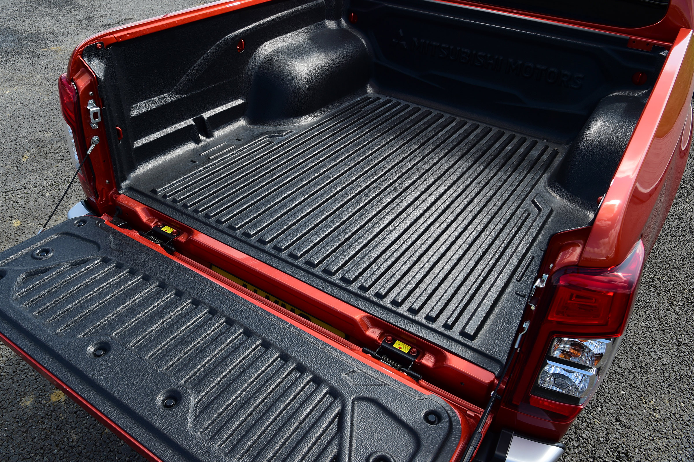 Mitsubishi L200 pickup load bed