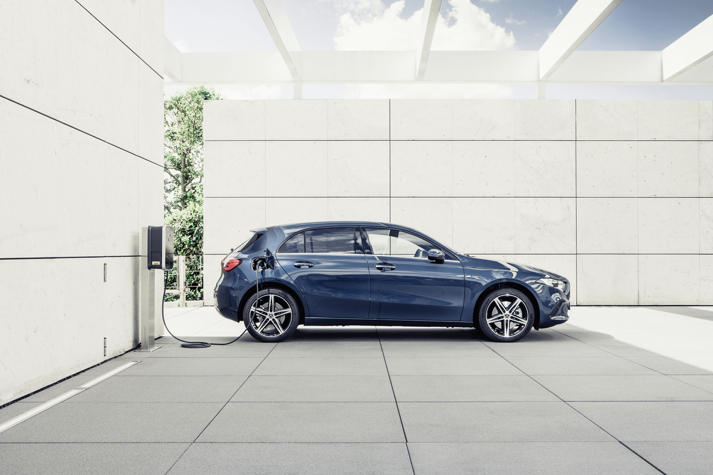 Mercedes A250e charging 