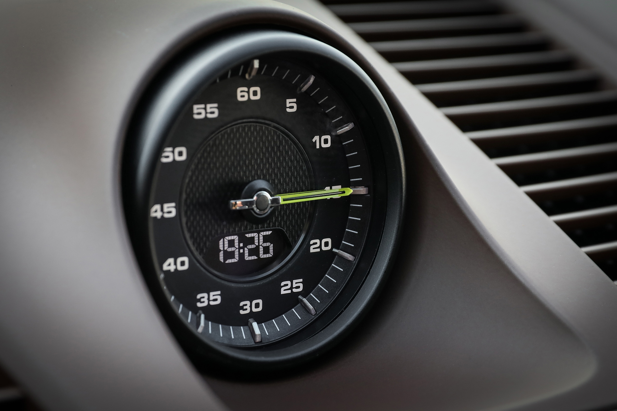 Porsche Cayenne Turbo S E-Hybrid clock