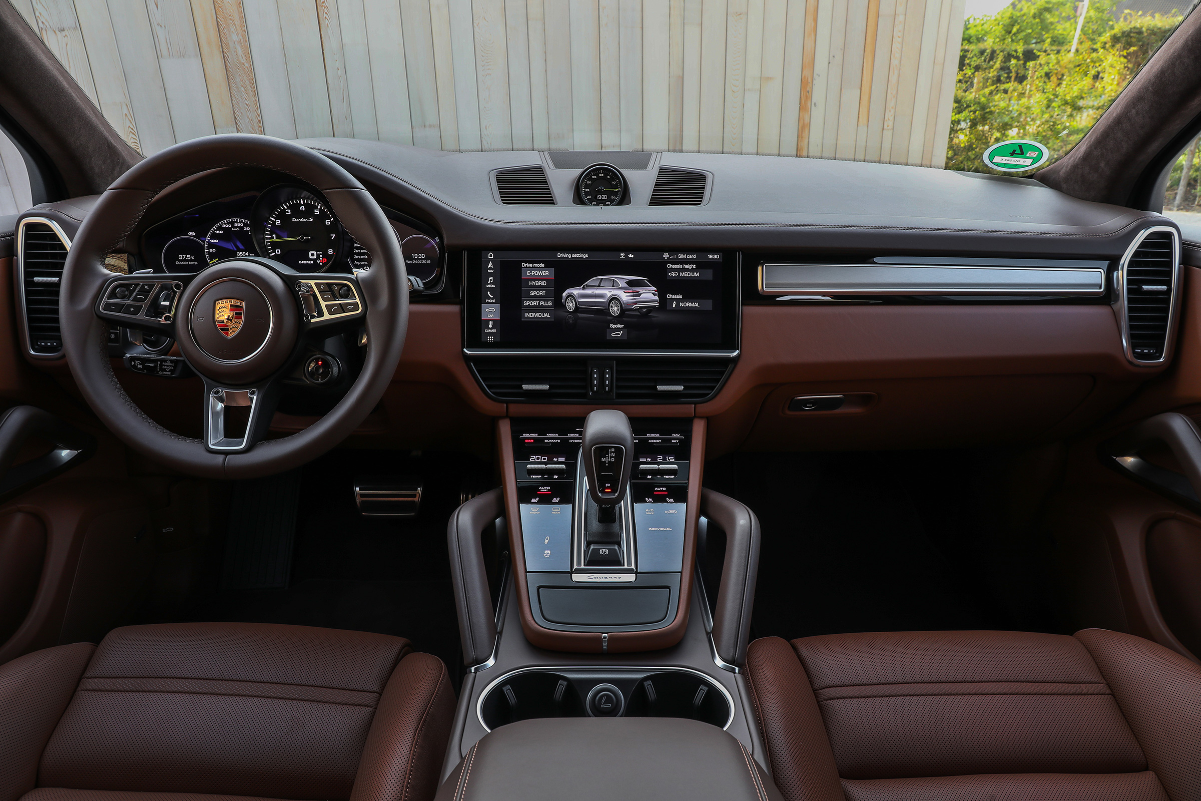 Porsche Cayenne Turbo S E-Hybrid interior