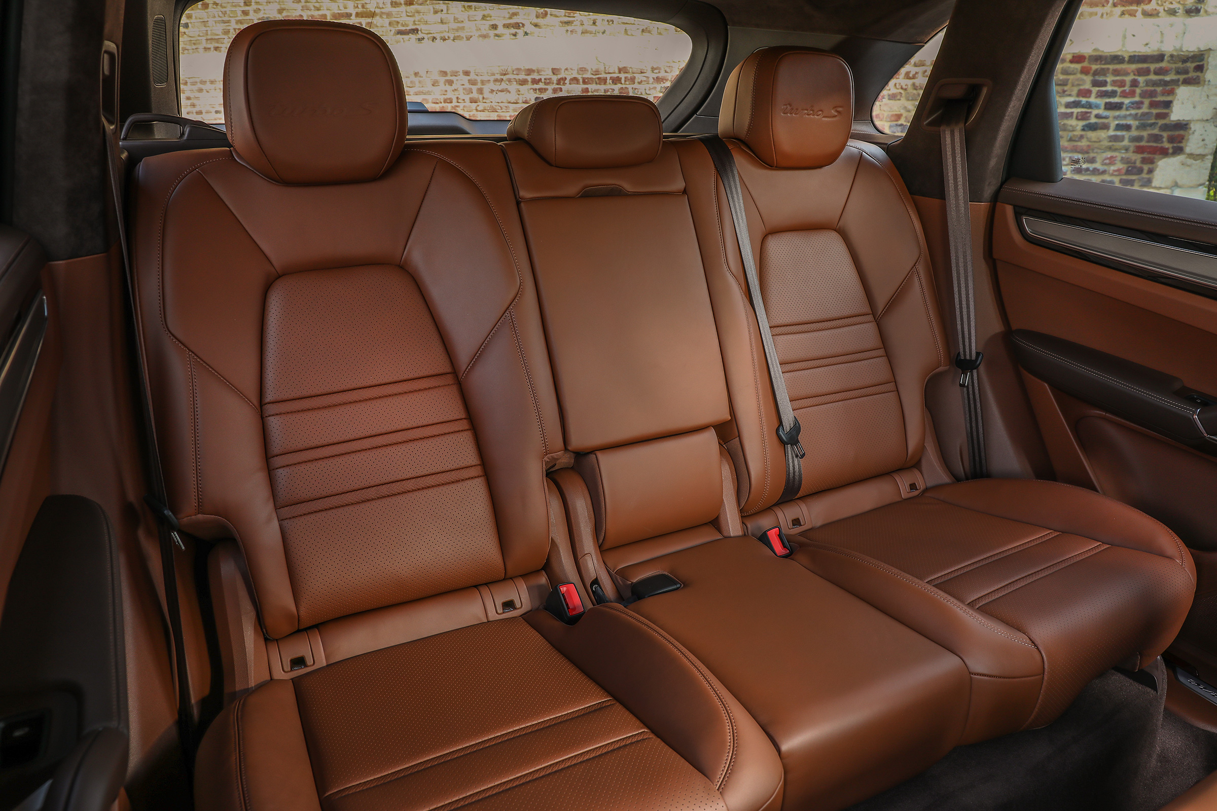 Porsche Cayenne Turbo S E-Hybrid rear seats