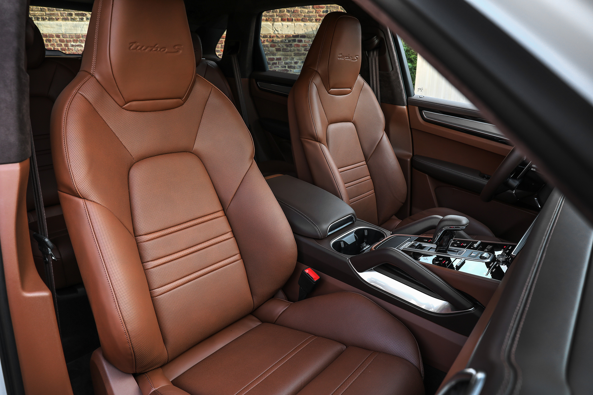 Porsche Cayenne Turbo S E-Hybrid seats