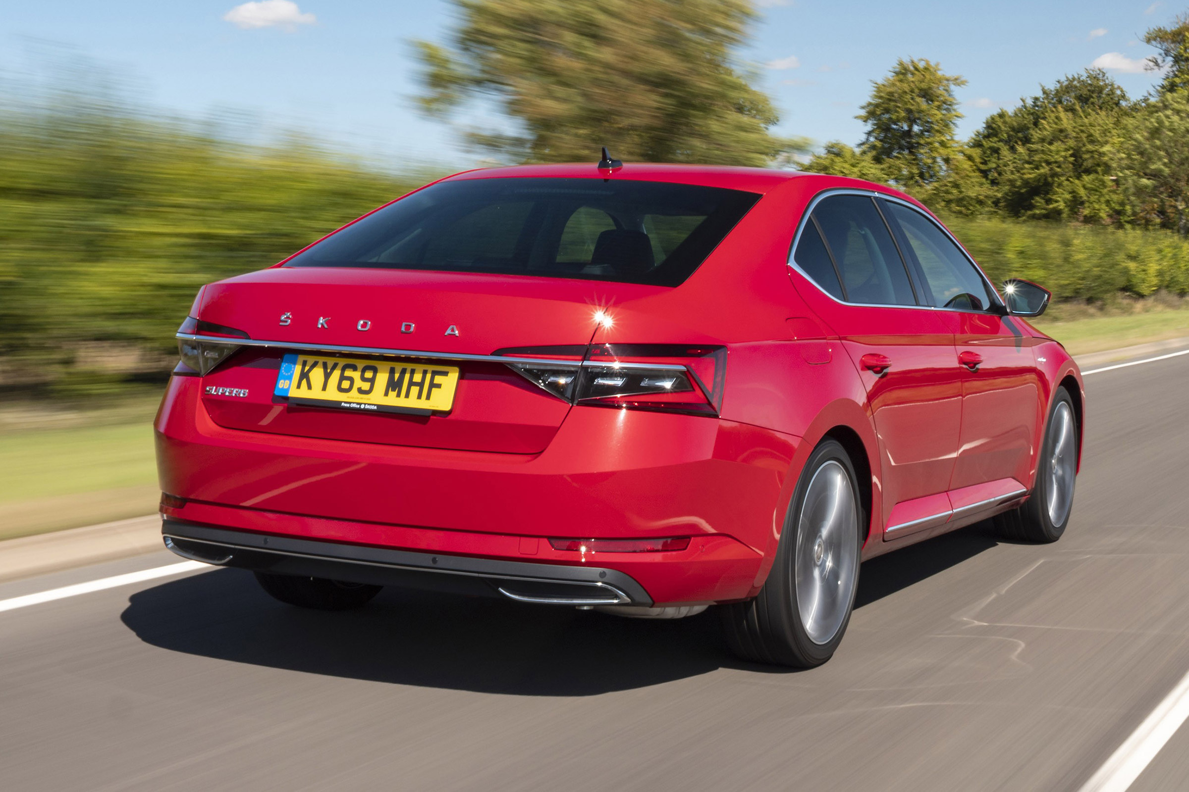 2019 Skoda Superb facelift - rear dynamic 3/4 view