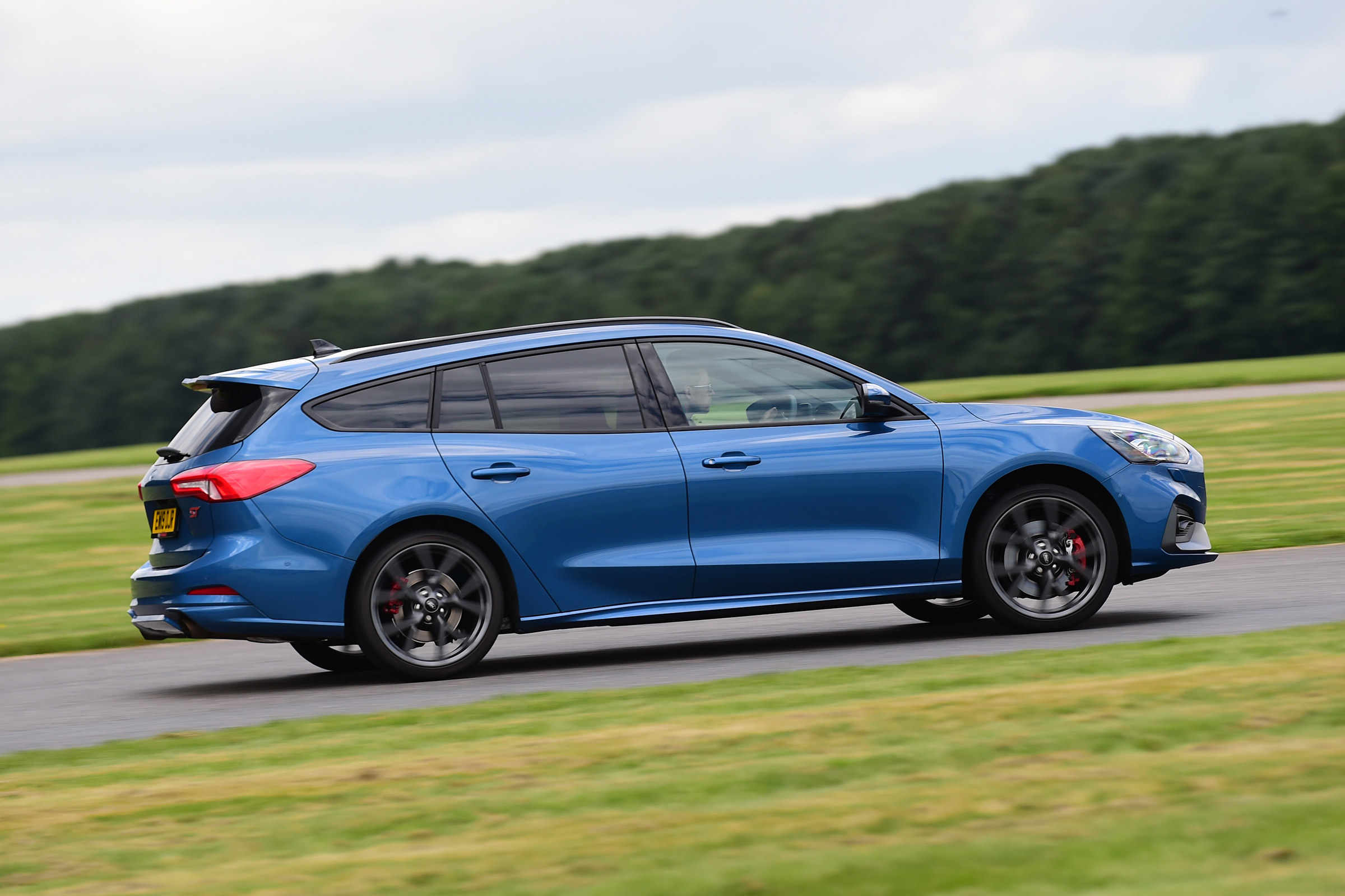 Ford Focus ST Estate side panning