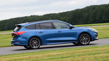 Ford Focus ST Estate side panning