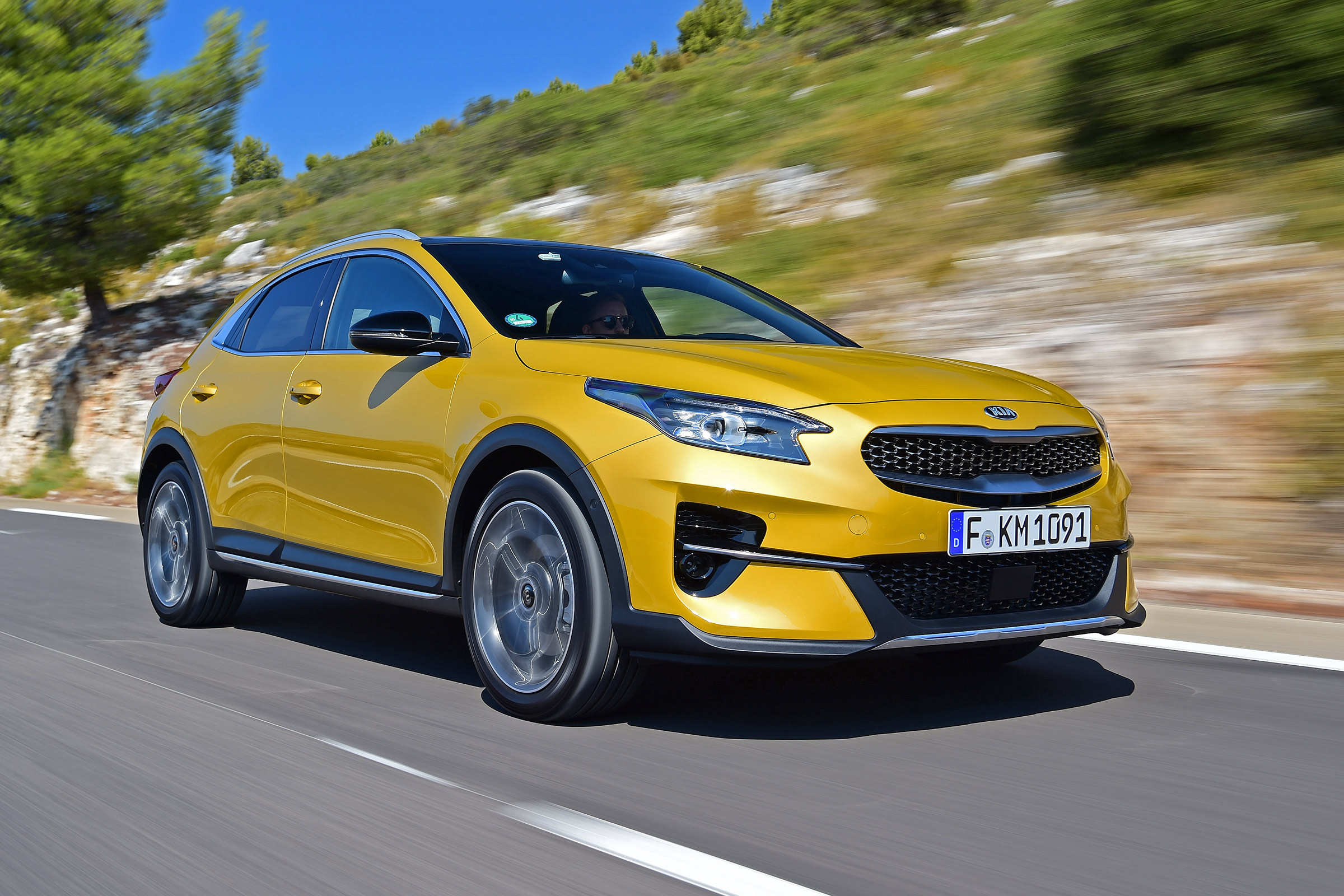 Kia XCeed hatchback front 3/4 tracking