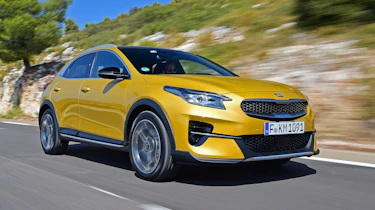 Kia XCeed hatchback front 3/4 tracking
