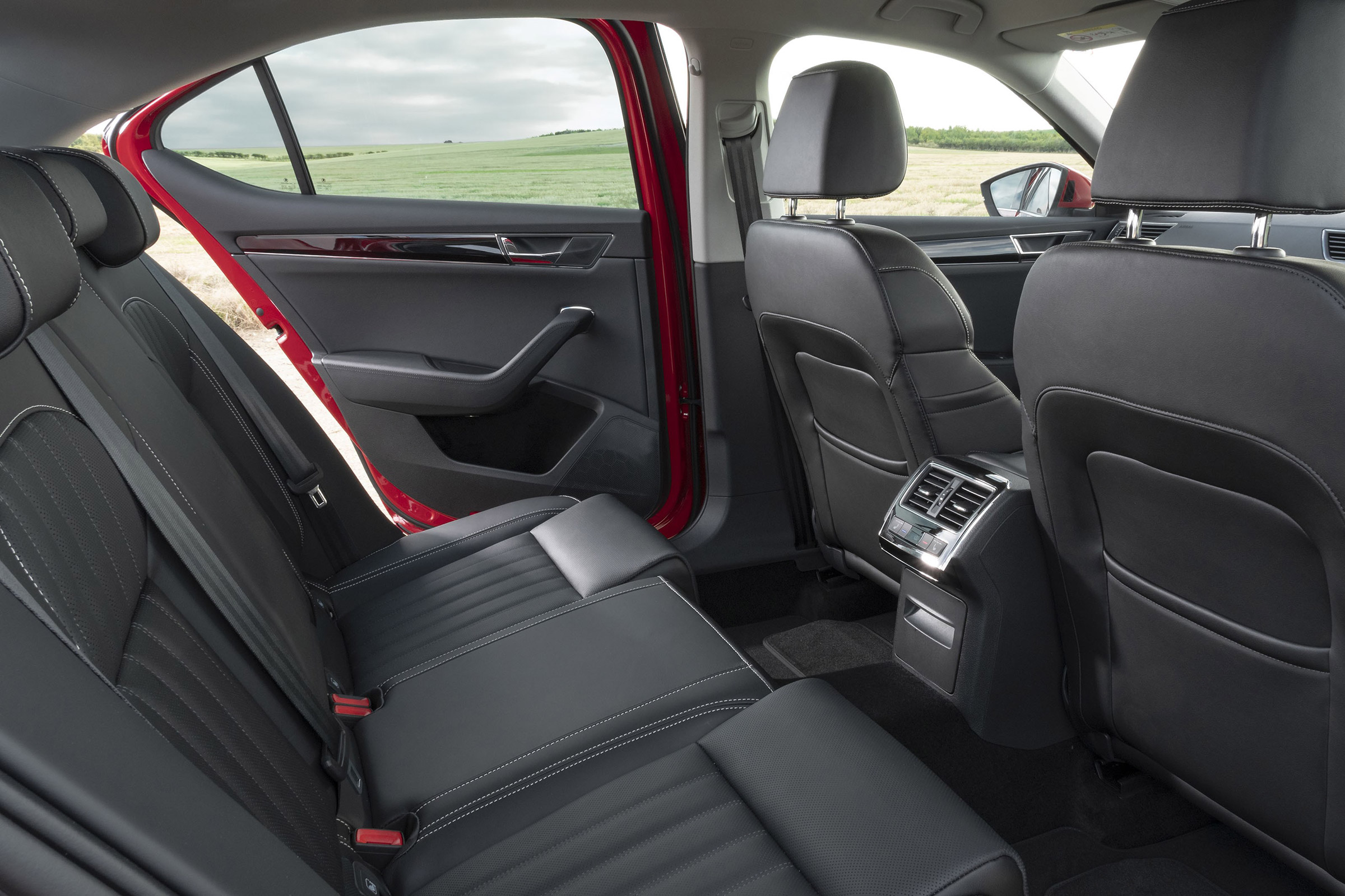 2019 Skoda Superb facelift - rear seat space